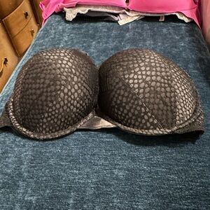 36d Victoria’s Secret bombshell plunge